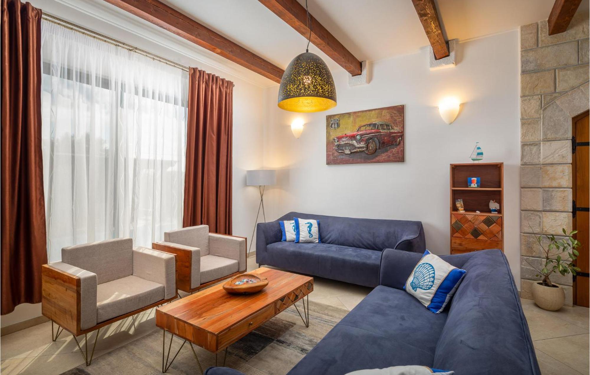 Cozy Home In Zrnovnica With Wifi Buitenkant foto